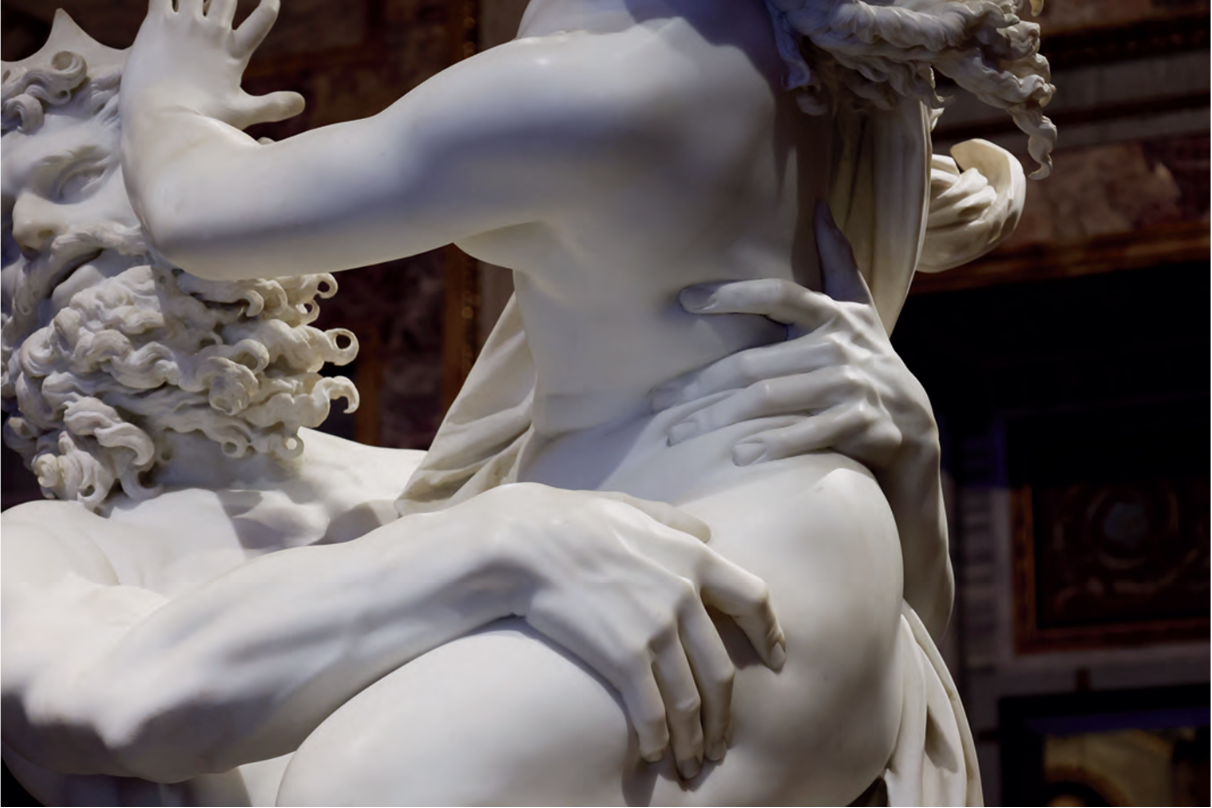 Nahaufnahme einer weißen Marmorskulptur: Mann hält Frau, Hände, Muskeln und Körperdetails.